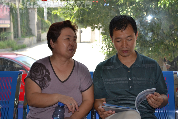 父母:讓孩子學會獨立,所有的報名程序都讓他自己做,我們看看學校的資料介紹