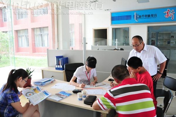 新華的老師指導學子填寫入學信息表