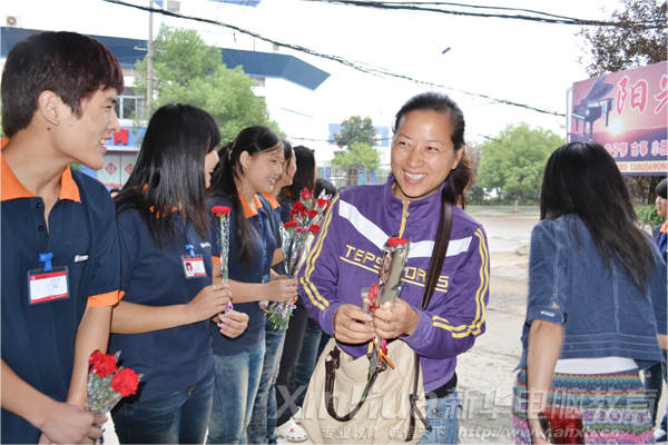 教師節(jié)來咯,我得意的笑笑:你有花嗎?