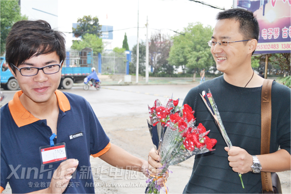 這位同學獻完花后,面對老師的謝謝他表示非常不好意思