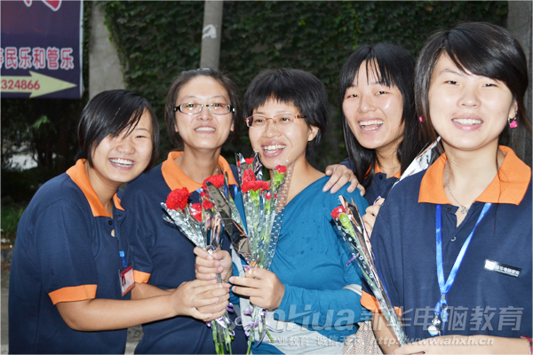 學生們幸福地簇擁著班主任