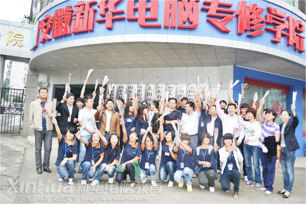 這些激動不已的老師說要用照片留下這珍貴的一刻