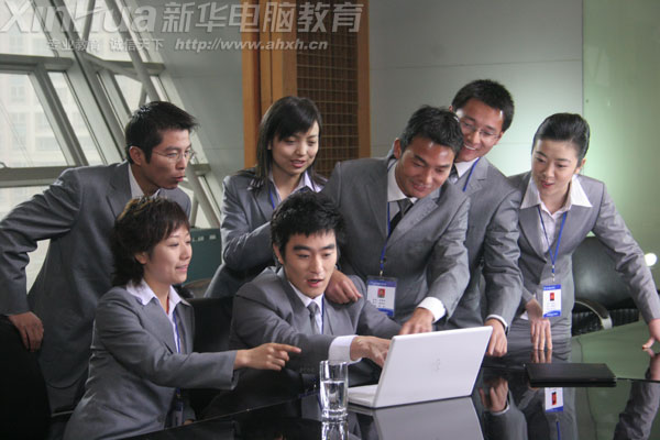 一支高水平的教師隊伍是新華電腦專修學(xué)院確保每位學(xué)子成功成材的重要保障,圖為新華電腦專修學(xué)院教學(xué)研討會。