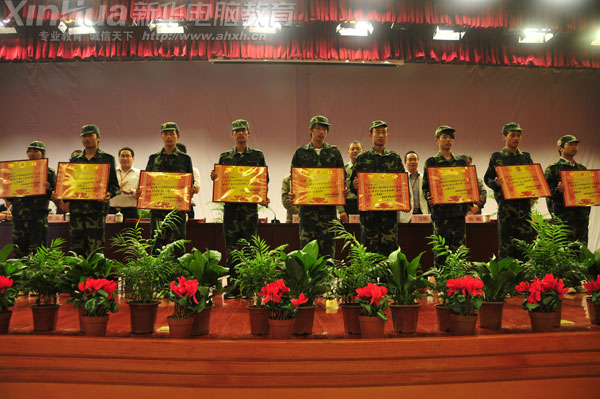 先進(jìn)集體代表上臺(tái)領(lǐng)獎(jiǎng)