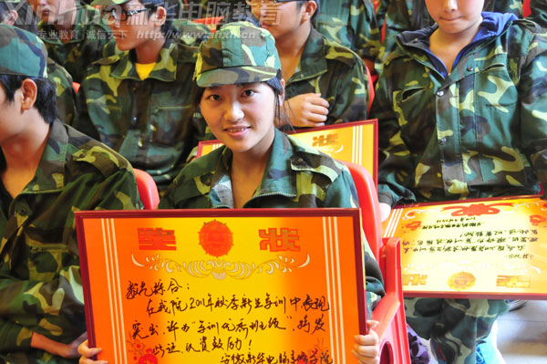 這位同學(xué)樂(lè)呵呵地拿著班級(jí)獲