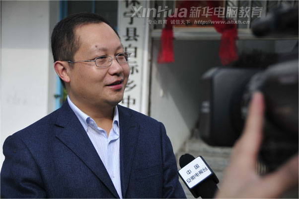 在白際小學(xué)的捐贈(zèng)儀式現(xiàn)場(chǎng),安徽新華電腦專修學(xué)院何貴金院長(zhǎng)接受安徽電視臺(tái)的采訪