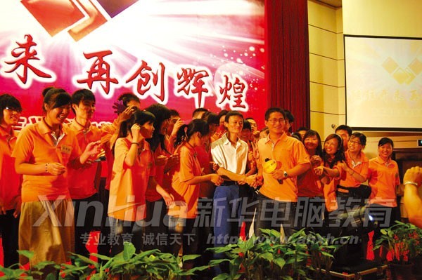 在獲得“阿里巴巴誠信通全國銷售總冠軍”后,朱亞男如愿獲得中國互聯網傳奇人物、阿里巴巴集團董事局主席兼首席執行官馬云的接見。圖為朱亞男及同事和馬云合影