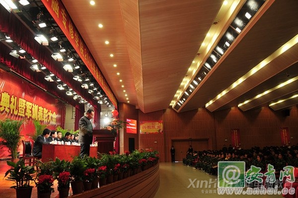 安徽新華電腦專修學院何貴金院長在2012年春季新生開學典禮暨軍訓表彰大會上做重要講話