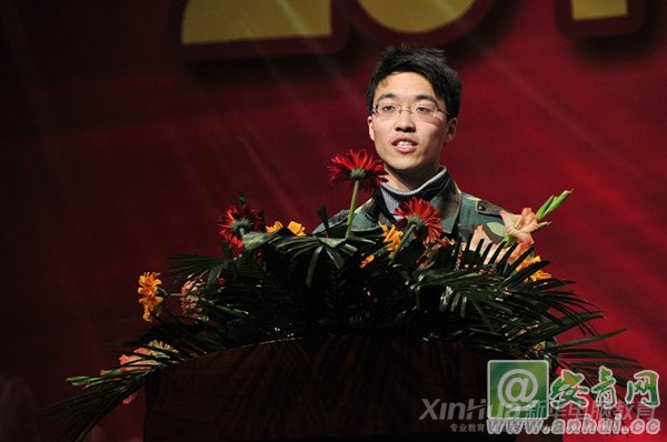 新生代表在會上發言