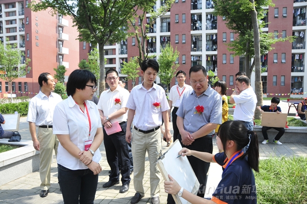 與會領導參觀藝術寫生大賽現場