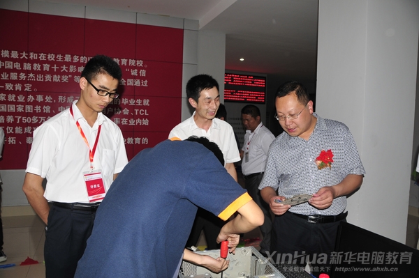 安徽新華電腦專修學(xué)院院長(zhǎng)何貴金正在視察比賽現(xiàn)場(chǎng)