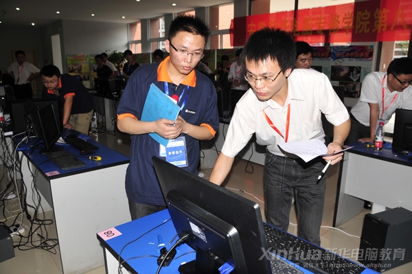 裁判員正在緊張測(cè)評(píng)