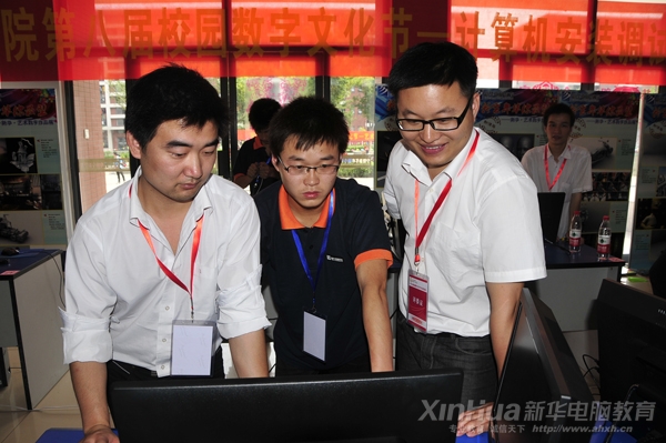 參賽選手正在向裁判員展示比賽成果