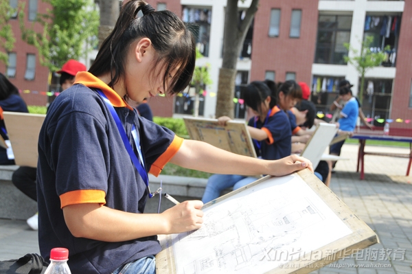 參賽選手正在勾勒樓宇美景