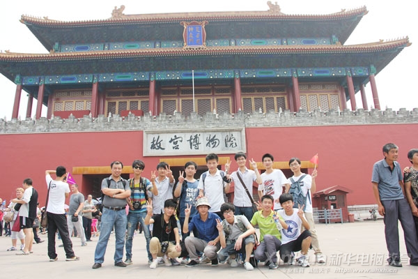 新華學子北京故宮博物院門前合影留念