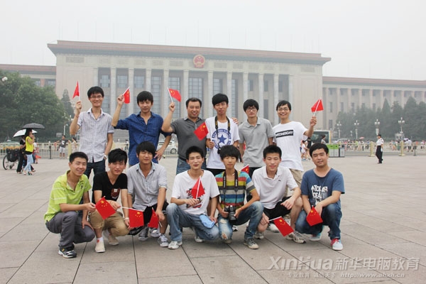 新華學子人民大會堂前合影留念