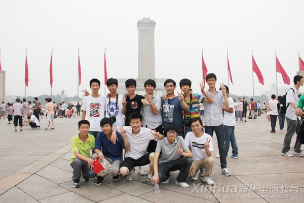 新華學子在人民英雄紀念碑前合影留念