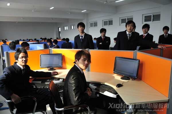 新華軟件工程項目實訓中心可同時容納十個小組進行項目開發