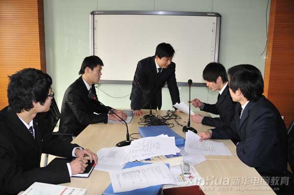 新華軟件開發專業JAVA班項目導師方永輝和實訓項目小組一起研討