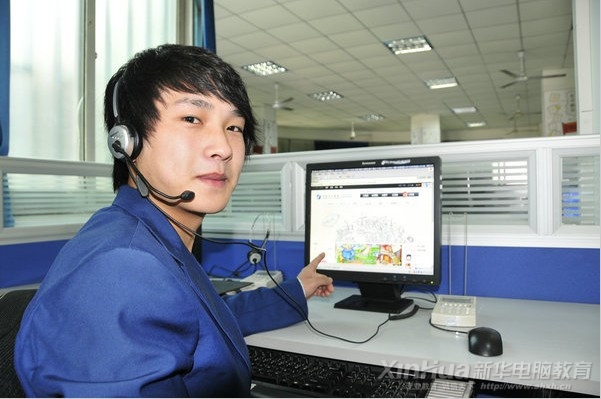 安徽新華電腦專修學院電商系的學子在介紹他的網店