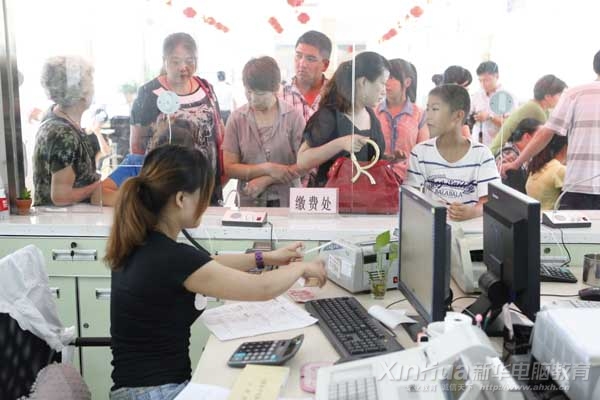 來自全國各地的學生和家長正在排隊報名