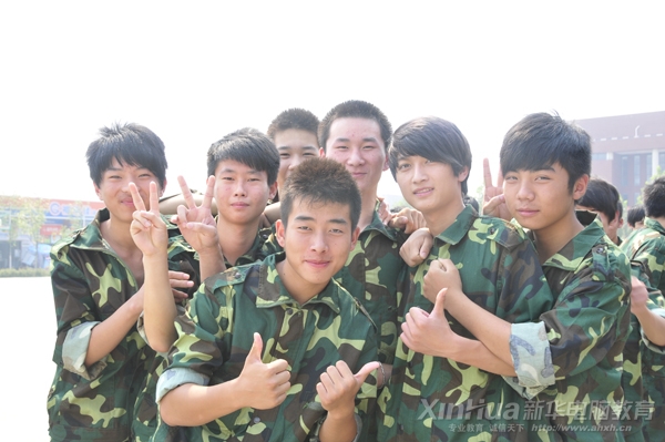 趁著軍訓的休息間隙,幾個新生沖著記者鏡頭,要求合影留念