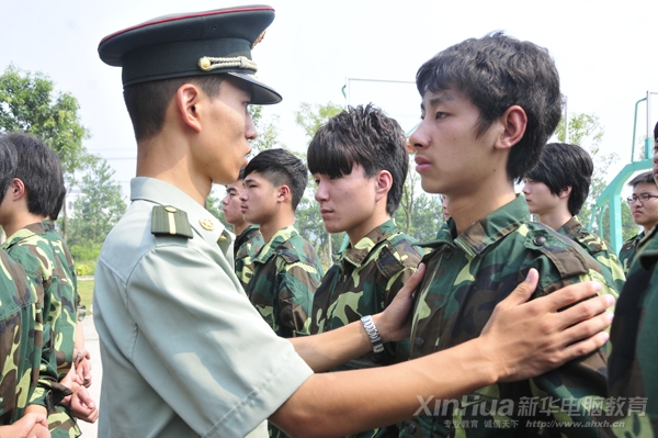 教官耐心的糾正參訓學子的姿勢