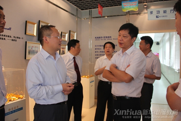 合肥市人力資源和社會保障局朱正躍局長參觀我院校史榮譽展廳