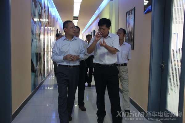 合肥市人力資源和社會保障局朱正躍局長參觀我院影視動漫傳媒基地