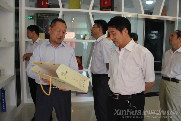 我院何貴金院長正在向安徽省人力資源和社會保障廳劉副廳長詳細介紹廣告藝術設計實訓基地的概括