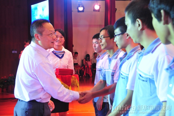 安徽新華電腦專修學院院長何貴金為文化節一等獎獲獎學子頒獎