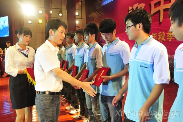 安徽新華電腦專修學院副院長王勝為文化節三等獎獲獎學子頒獎