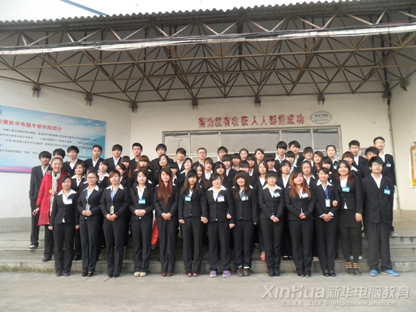 西校區(qū)社團(tuán)學(xué)子為新年送上祝福