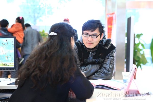 一臉專注的新生