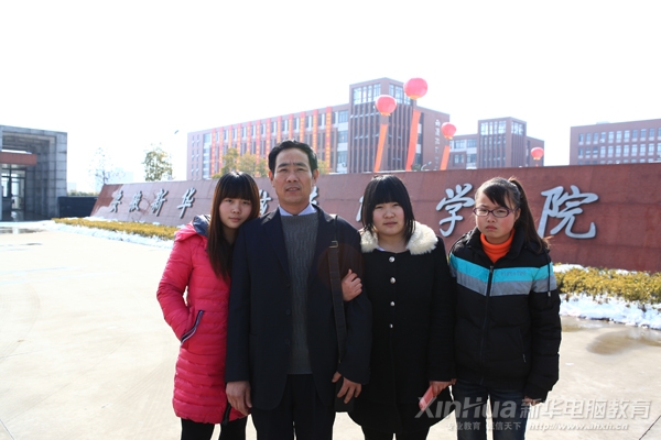 父親送侄女和其中一個女孩一起來新華學(xué)習(xí)IT技術(shù)