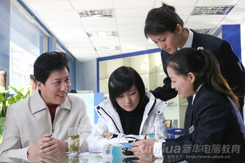 學生和家長在新華專業咨詢師的介紹下報讀專業
