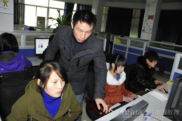 電子商務(wù)專業(yè)高級(jí)導(dǎo)師宋建發(fā)老師在給學(xué)生做輔導(dǎo)