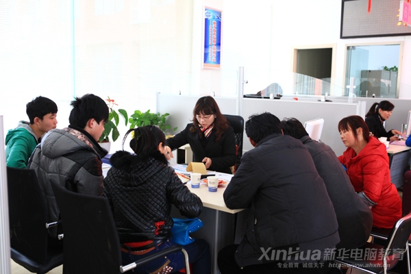 前來報讀新華學習動漫游戲設計師專業的學子正在與咨詢師進行現場咨詢