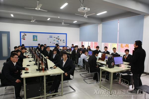 新華學子正在影視動漫傳媒基地內學習影視后期制作