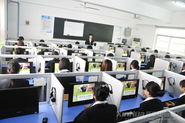 安徽新華電腦專修學(xué)院崔露璐老師正在給學(xué)員授課