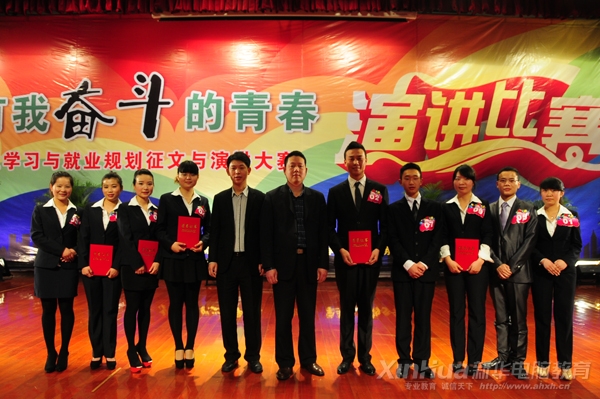 復(fù)賽結(jié)束后,獲獎(jiǎng)選手與學(xué)院領(lǐng)導(dǎo)合影留念