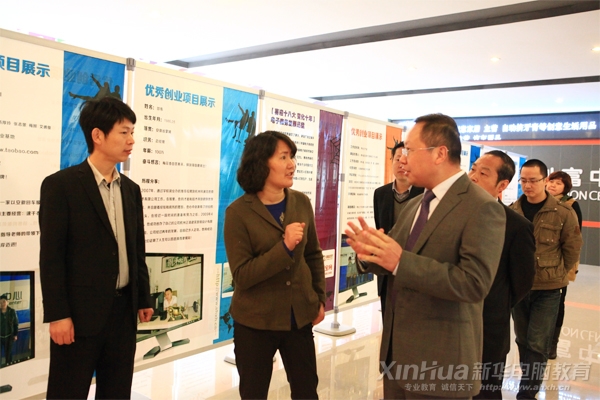 安徽新華電腦專修學(xué)院院長何貴金向劉處長介紹學(xué)生創(chuàng)業(yè)項目