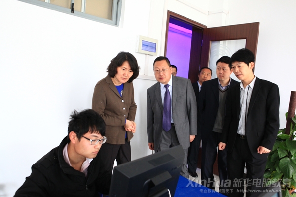 劉處長一行參觀大學(xué)生創(chuàng)業(yè)基地內(nèi)正在游俠CG工作室并觀看學(xué)生上機操作