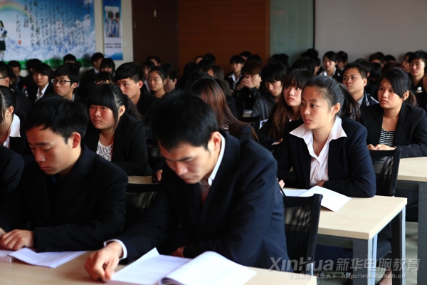 同學們認真聽取領導講話