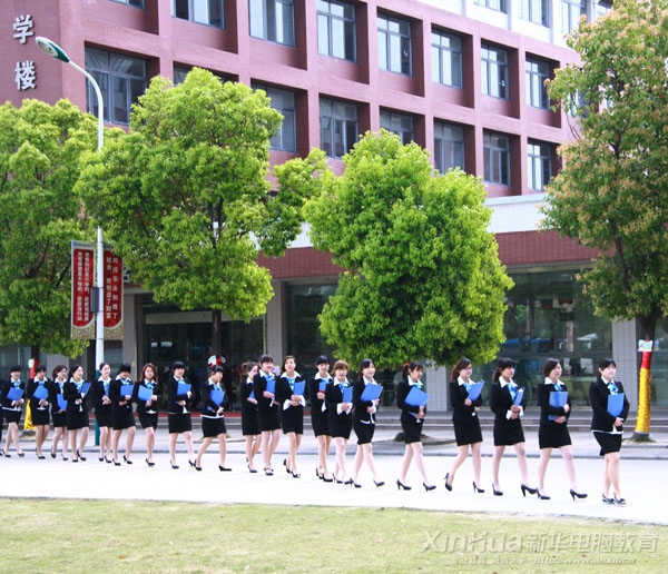 身著職業裝的實訓特色班學子是校園一道亮麗的風景