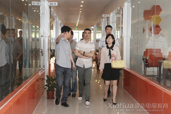 活動嘉賓張琳琳女士和吳昆明先生在副院長王勝的帶領(lǐng)下參觀“大學生電子商務創(chuàng)業(yè)實訓基地”