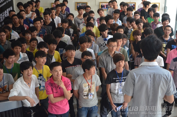 初賽時來報名參賽的學生擠滿了整個實訓大廳