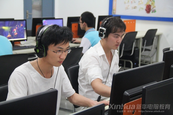 學子表情專注,全力應對比賽