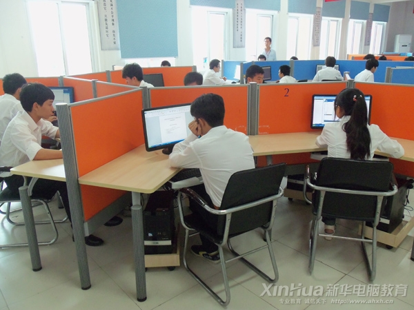同學們正在全神貫注地參加比賽