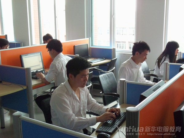 選手們爭分奪秒,點燃指尖上的智慧